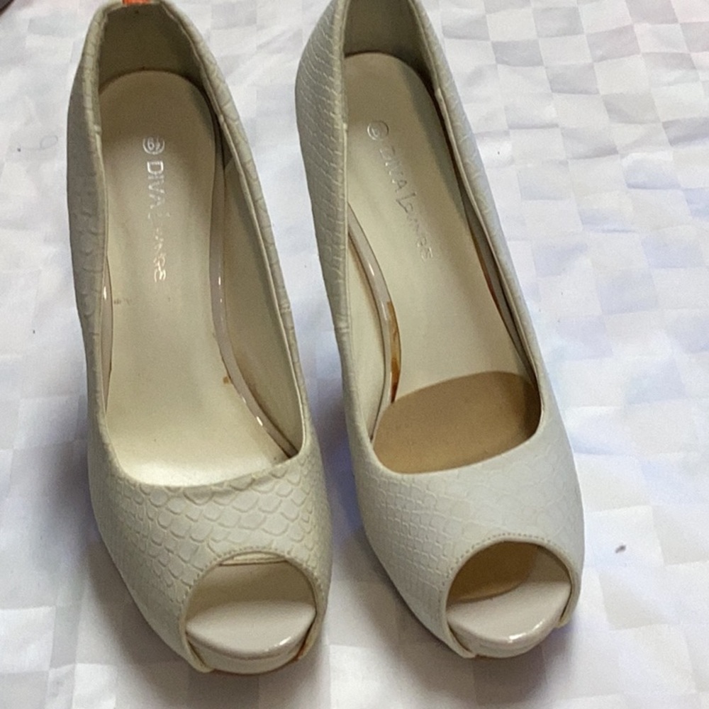 Diva Lounge, size 6.5, beige with orange stripe on back, faux snake, 5 inchheels